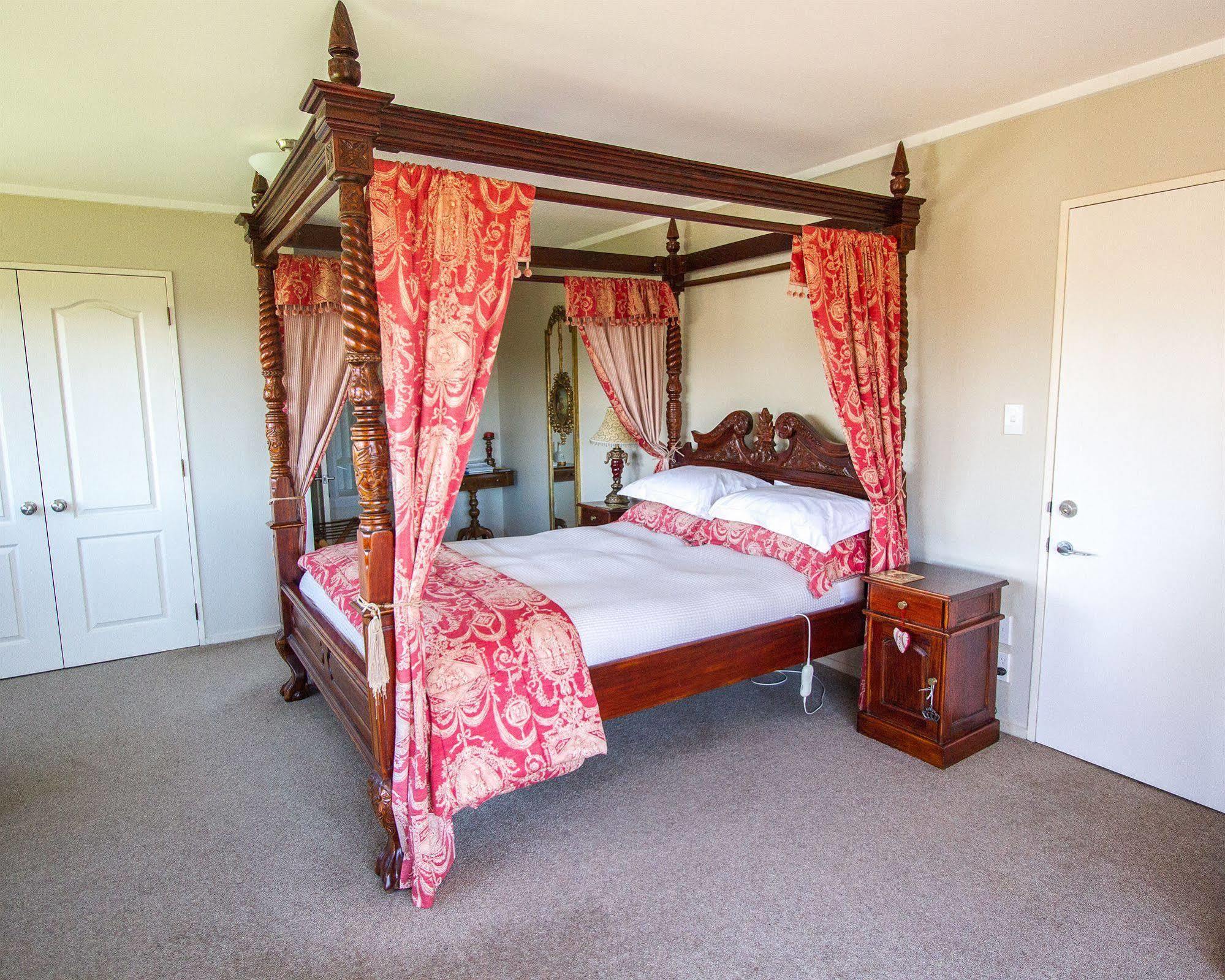 Tudor Manor Bed & Breakfast Bed & Breakfast Paraparaumu Eksteriør bilde